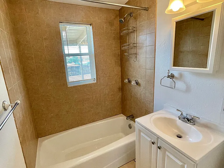 233 S Avenue B — Photo 12