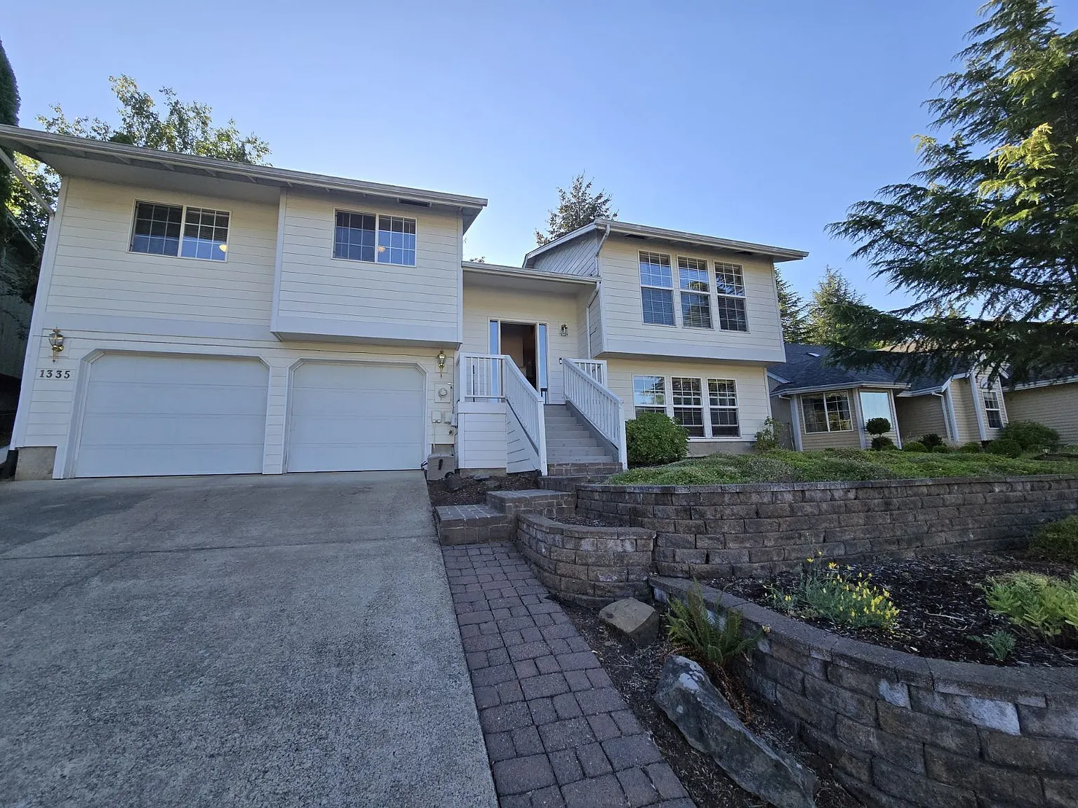 4 bed, 2.5 bath, 2170 sqft, $2,500 — Photo 2