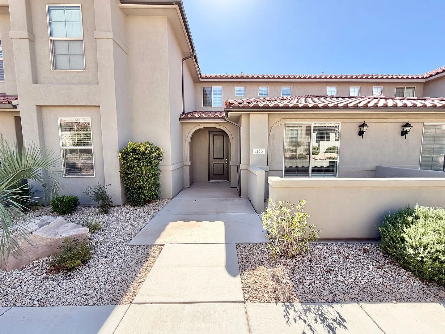 Ivory Town Home in Escondido Community! — Photo 2