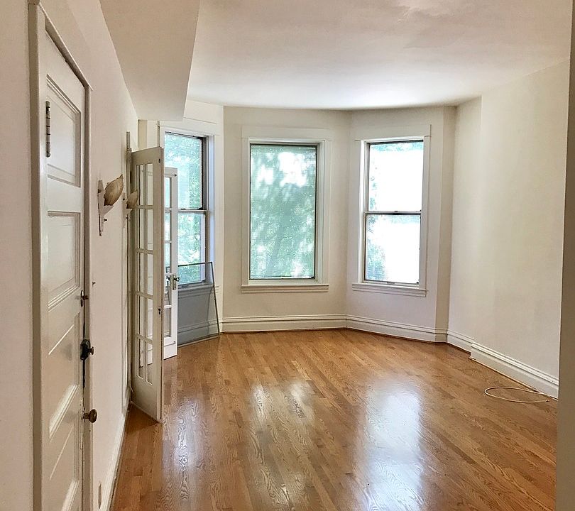 1st image of 3748 N Lakewood Ave #3