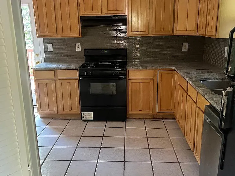 565 Mead St SE — Photo 9