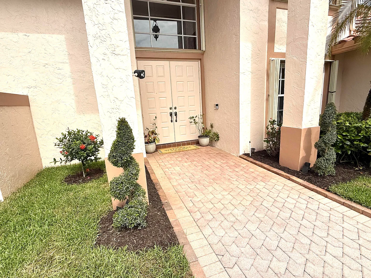 3 bed, 3.0 bath, 2449 sqft, $5,950 — Photo 3