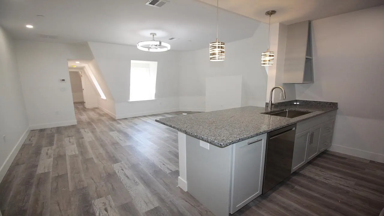 2 bed, 2.0 bath, 1096 sqft, $3,900 — Photo 4