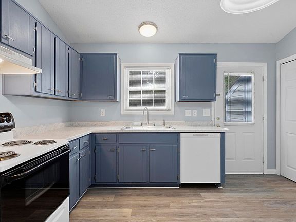 3rd image of 184 & 186 Corey Cir #184