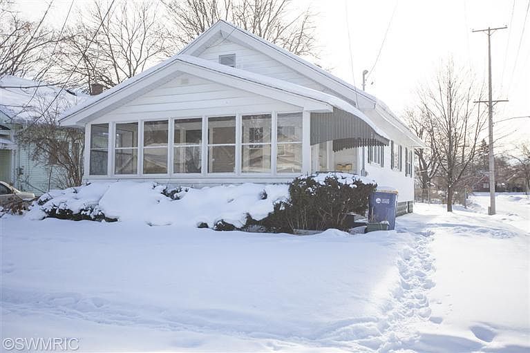 1st image of 900 Griggs St SE