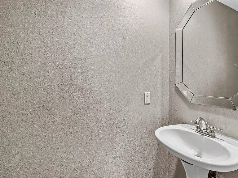 814 Custer St #1 — Photo 14