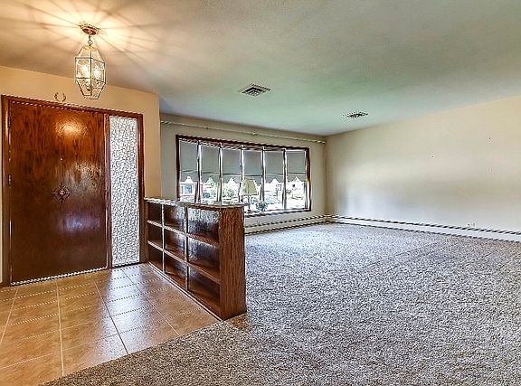 4th image of 2845 Buckingham Ave