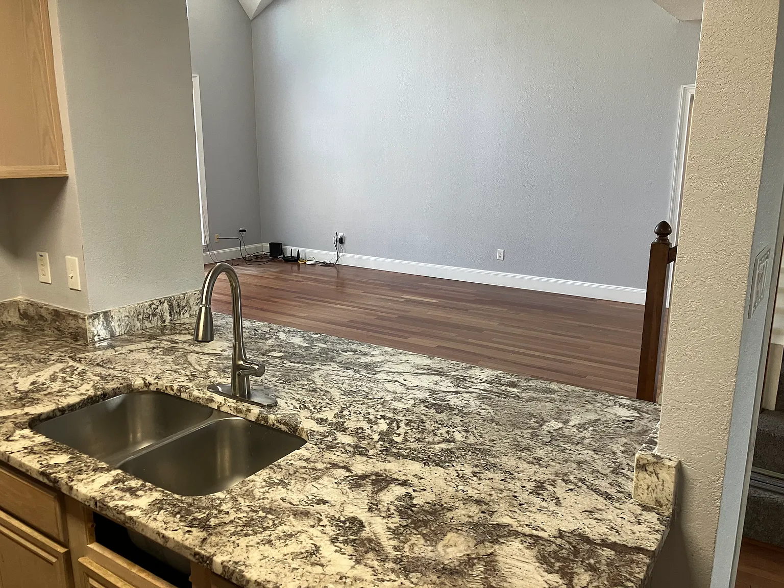 5 bed, 3199 sqft, $3,200 — Photo 3