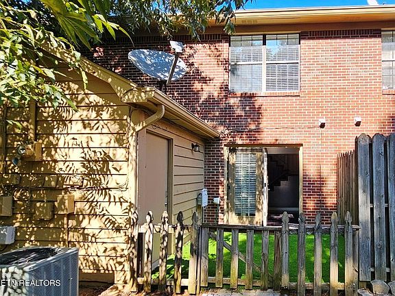 3rd image of 105 Lansdowne Dr