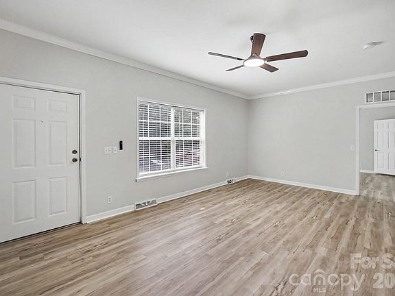 4th image of 303 Hardin Cir