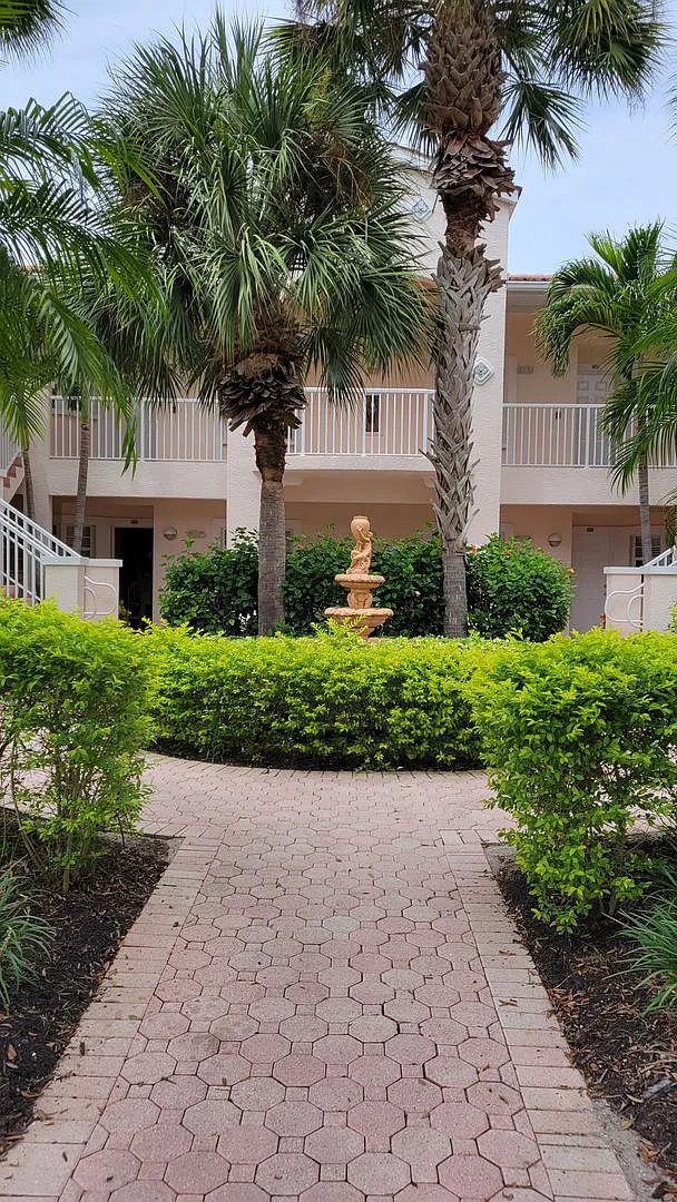 Annual turnkey furnished 2/2 ground floor unit in gated Plaza De Flores in Palmer Ranch. — Photo 1