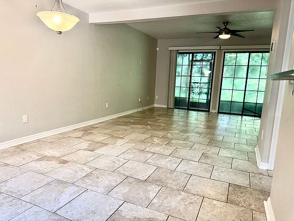 4th image of 900 SW 62nd Blvd APT D27