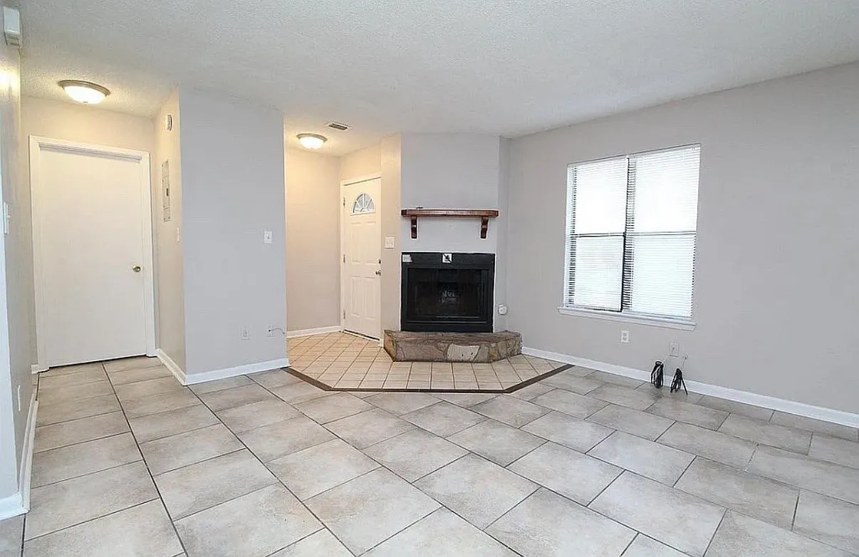 2 bed, 900 sqft, $1,350 — Photo 1