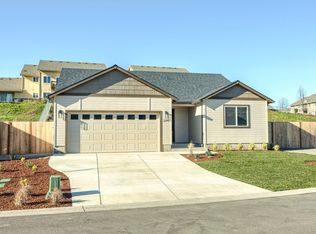 319 Christopher Way, Talent, OR 97540