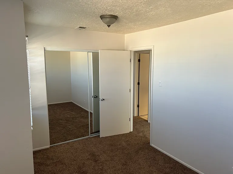 2 Bedroom Town Apartment with Washer / Dryer in Unit & Private Yard — Photo 14