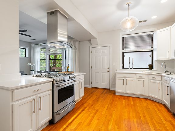 3rd image of 632 W Oakdale Ave APT 1W