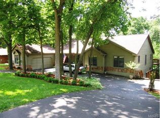 555 Shadowridge Dr, Ballwin, MO 63011