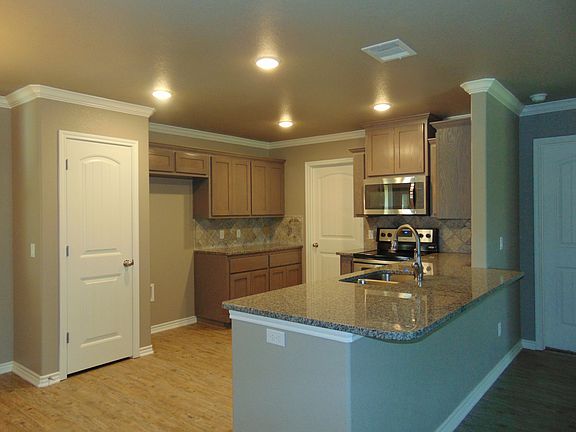 4th image of 800 E Pecan St