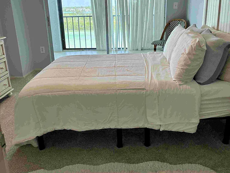 N.ew bed and bedroom furniture as well. Wake up to the rising sun, enjoy the Bay all day out to the Bedroom Lanai.