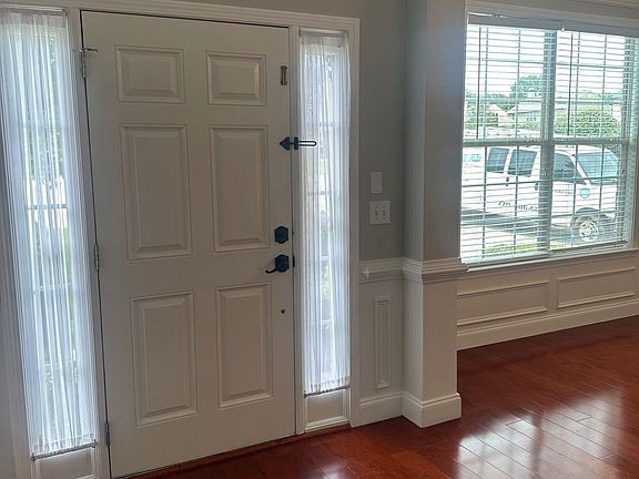 3rd image of 711 Pine Grove Cir