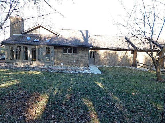 2nd image of 1828 Carlyle Ct