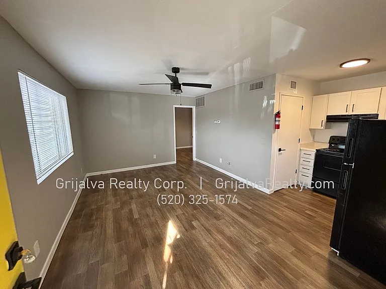 2322 Elaine Blvd — Photo 2