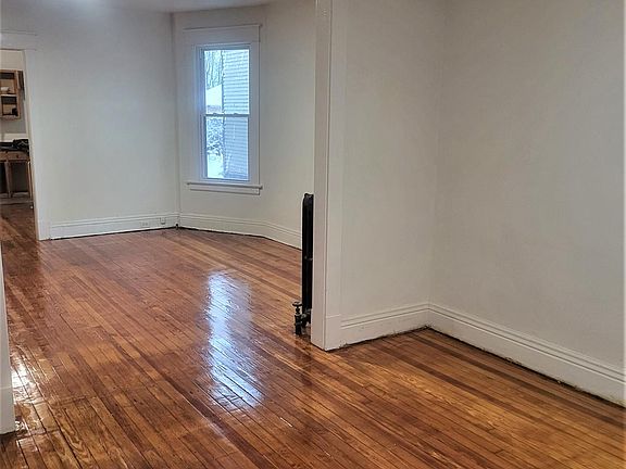 5th image of 158 Eaton St #1