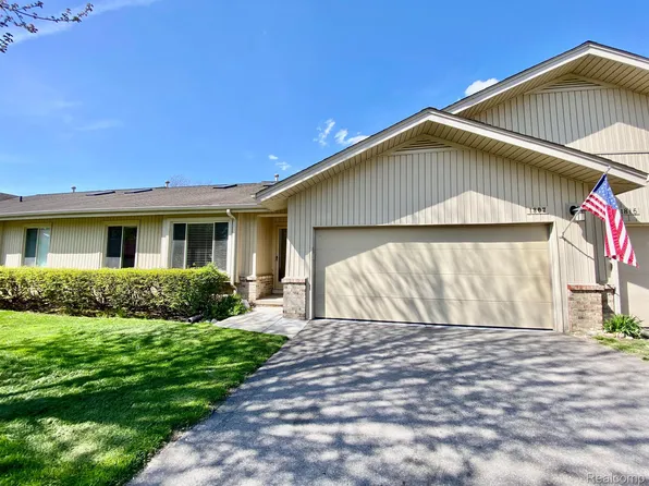 1807 Hunters Ln #17, Lake Orion, MI 48360