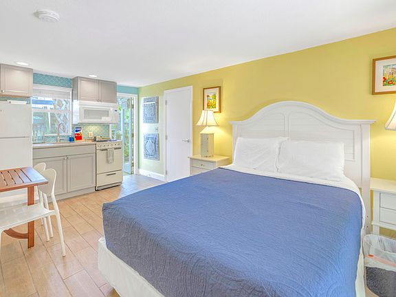 3rd image of 5225 Avenida Navarra #3