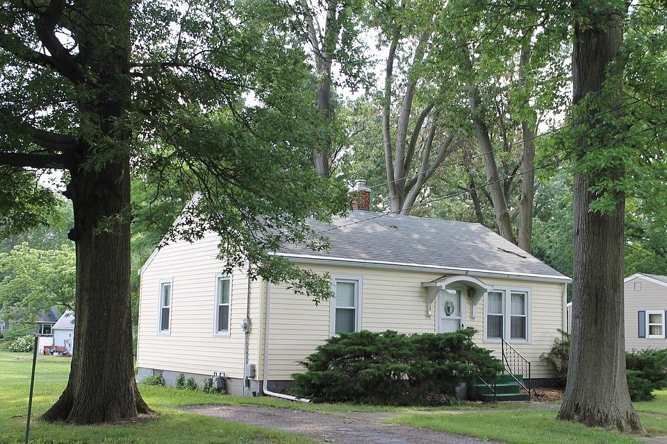 1st image of 920 E Main St