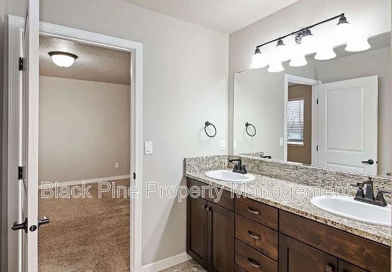 1873 N Justin Ave — Photo 23