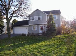 2 Woodsmeadow Ln, Rochester, NY 14623