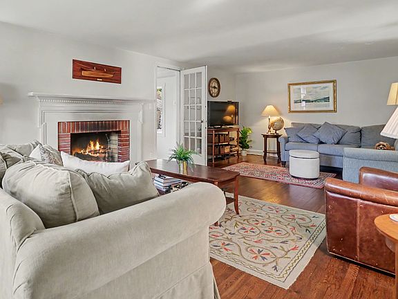 3rd image of 40 Oakwood Dr