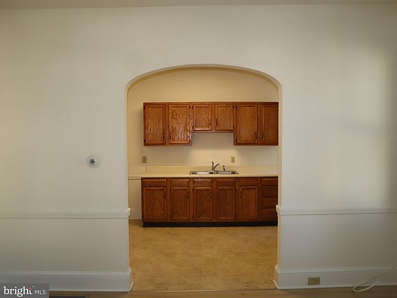 4th image of 400 Camden Ave APT A