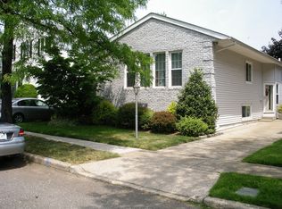 19 Smith Pl, Williston Park, NY 11596
