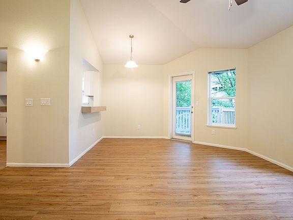 5th image of 236 SW Meade St #4
