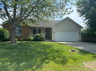 228 Brookside Glen Dr, Sherman, IL 62684