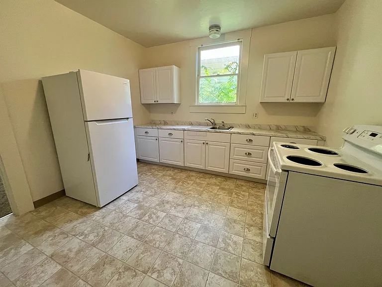 1044 Lincoln St — Photo 9