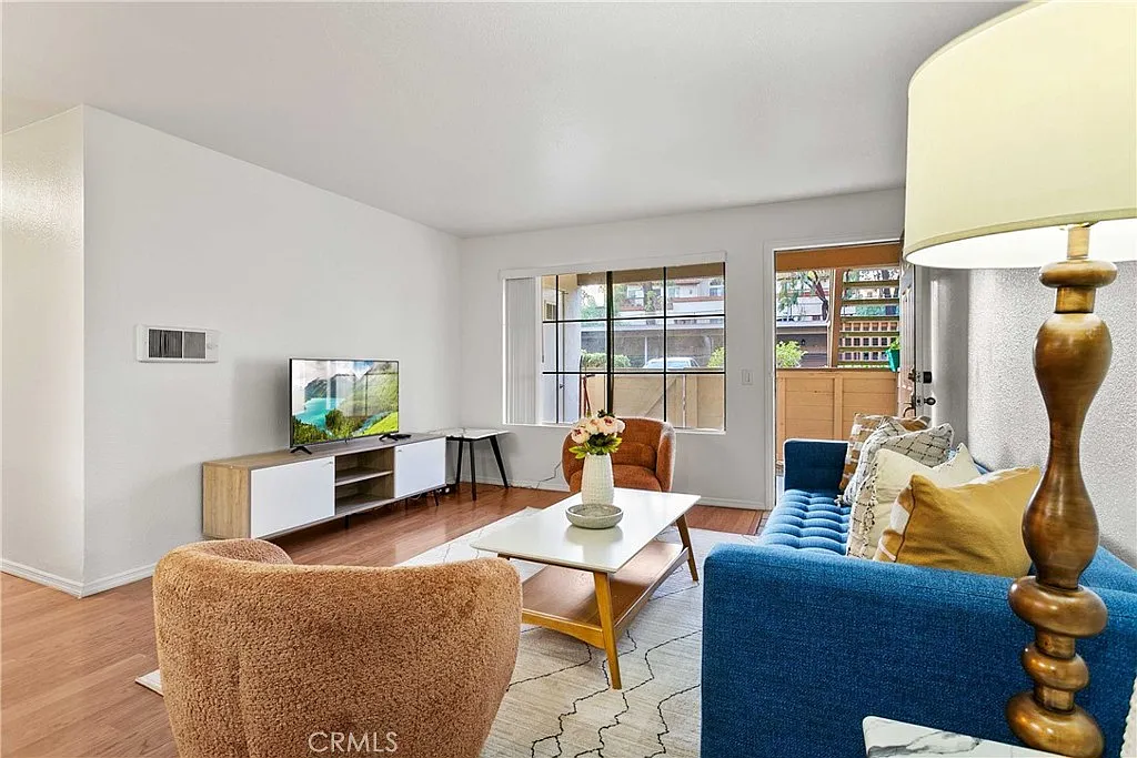 2 bed, 864 sqft, $4,300 — Photo 3