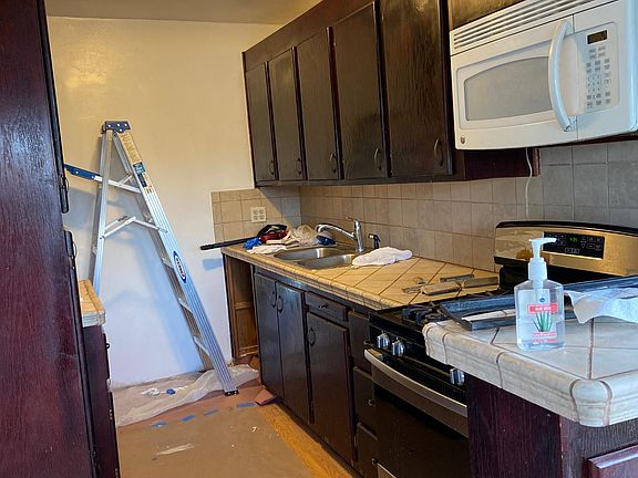 3rd image of 320 Newland St #1/2