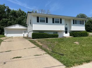 4200 Midway Dr NW, Cedar Rapids, IA 52405