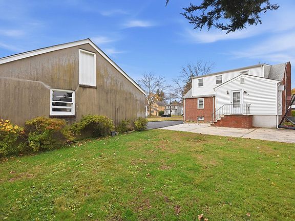 3rd image of 2060 Mountain Ave