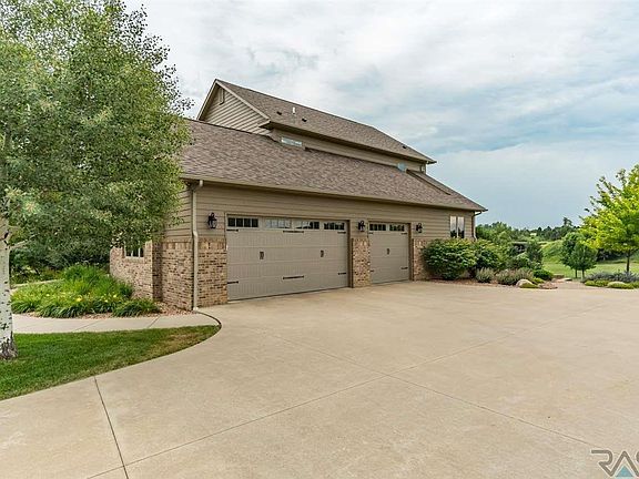 2nd image of 8001 E Oakmont Pl