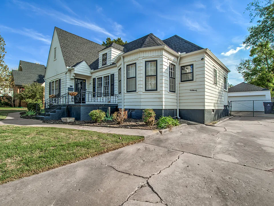 1600 NW 38th St