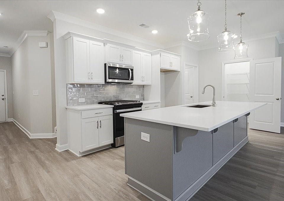 1st image of 909 Agate Ln