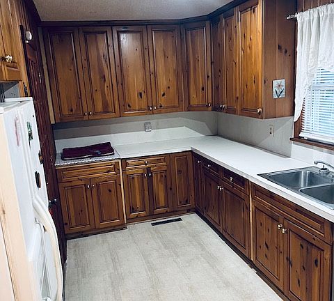 kitchen-comes w/refrigerator, dishwasher, oven & mirowave
