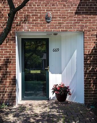 2nd image of 669 S Illinois St