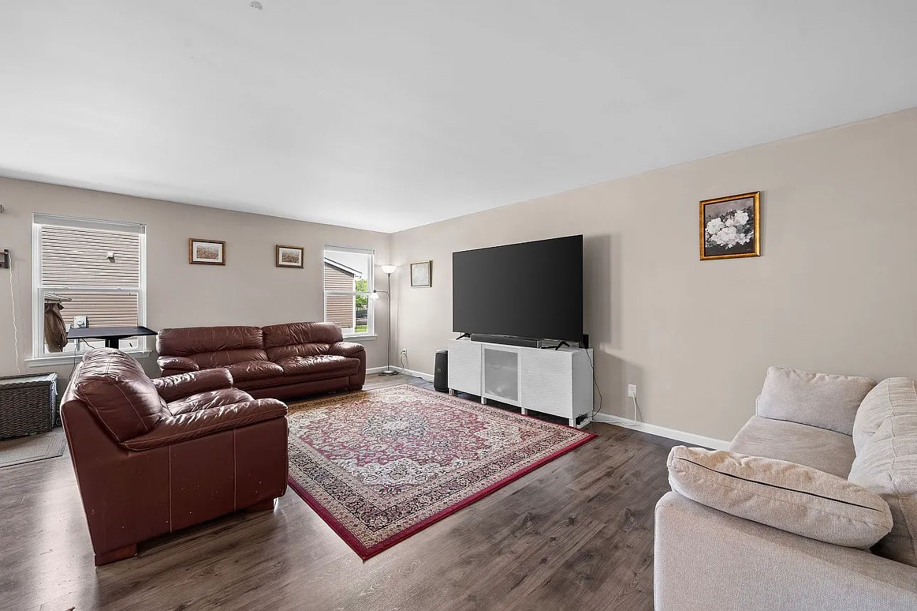 3 bed, 2366 sqft, $2,400 — Photo 3