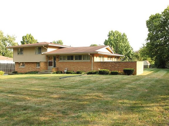 3rd image of 611 Clossey Dr