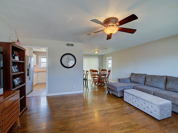 5th image of 313 SE Greystone Ave